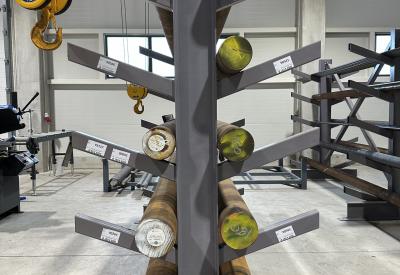 fi materijali na policama u magacinu Aktiv