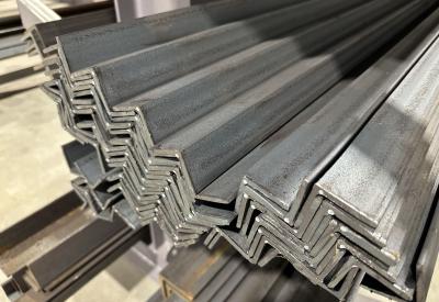 nosaci i profili na policama u magacinu