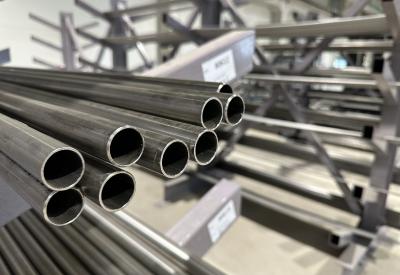 inox okrugle cevi na policama