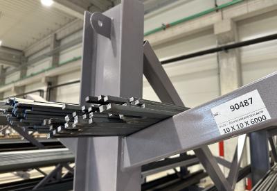 kvadratni celici na policama