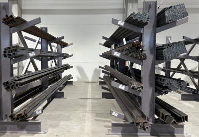 nosaci i profili na policama u magacinu